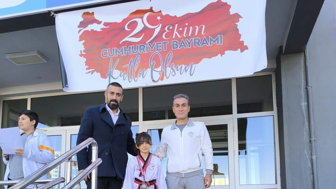 Okulumuz öğrencilerinden Zeynep Hümeyra Çağlar Türkiye Taekwondo Poomsae Şampiyonası'nda 2. Olarak Gümüş Madalyaya Sahip Olmuştur.